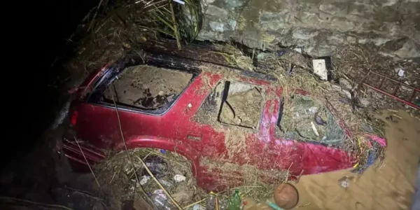 Lluvia mata: corriente se lleva a un hombre en Colonia del Maestro