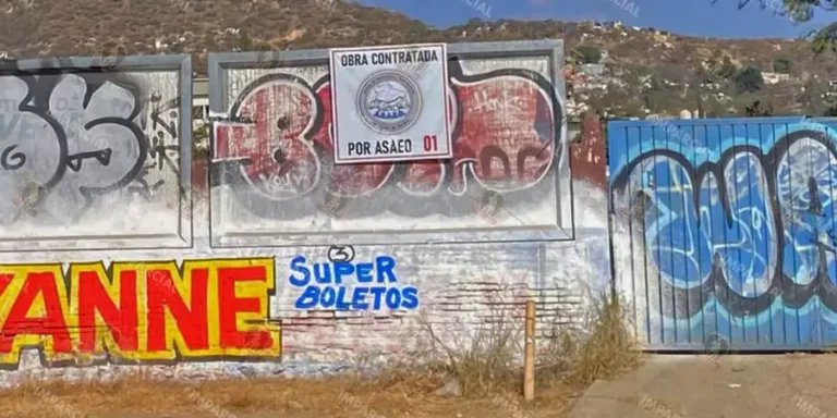1-En-la-barda-del-predio-en-Santa-Rosa-se-han-colocado-mensajes-de-sindicatos-que-se-han-adjudicado-la-obra-a-realizar
