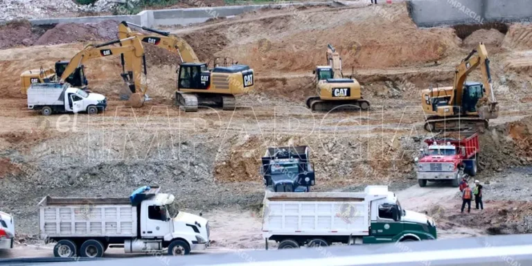 1-Incesante-transito-de-maquinaria-pesada.-Destruccion-y-despojo-del-patrimonio-de-los-oaxaquenos_