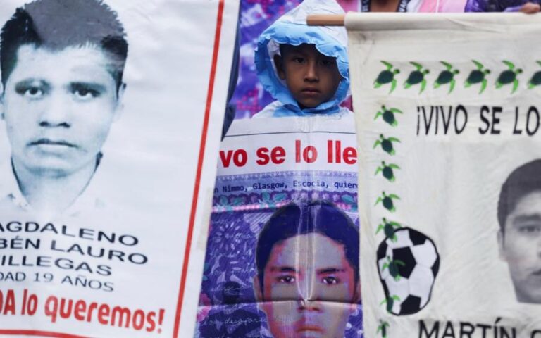 12-anos-ayotzinapa-marchan-cdmx-madres-padres-familia-normalistas-43-estudiantes-desaparecidos-26092026