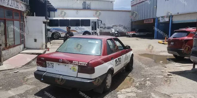 2-Taxis-foraneos-siguen-entrando-y-saliendo-luego-de-hacer-base-de-manera-irregular-en-estacionamientos-del-Centro-Historico_