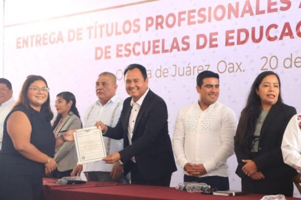 Explosiva cifra: 1,342 nuevos titulados de escuelas normales avalados por Ieepo