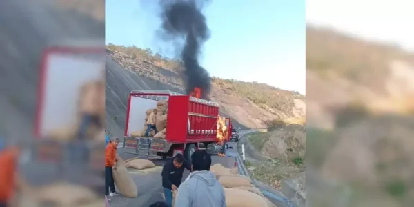 Tráiler en llamas en Mitla–Tehuantepec: rescatan casi todo el cargamento de maíz