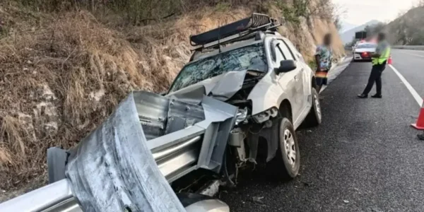 Camioneta embiste barrera en Barranca Larga–Ventanilla: impacto en la costa de Oaxaca
