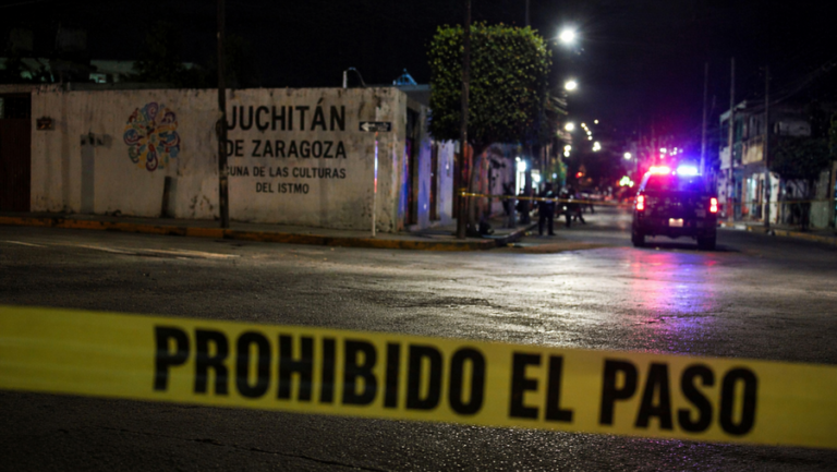Calle-bloqueada-bajo-luces-de-emergencia