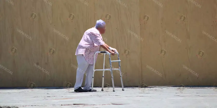 Calor-Menores-y-Ancianos-no-exponerse-al-sol-adrian-gaytan-7-Abril-2024