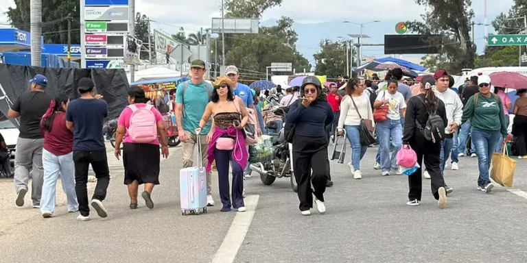 De-nueva-cuenta-el-calvario-de-visitantes-que-debieron-abandonar-el-aeropuerto-a-pie-2