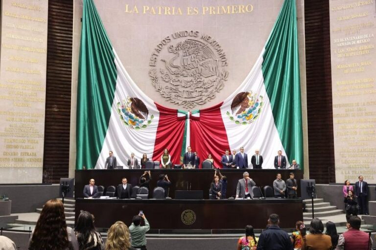 Diputadas-y-diputados-guardaron-minuto-de-silencio-en-memoria-del-periodista-Francisco-Antonio-Garfias-Antolin-1100x732-2