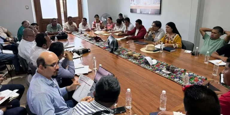 Emilio-Montero-funcionarios-del-IEEPO-negociando-con-dirigentes-de-la-Seccion-22_
