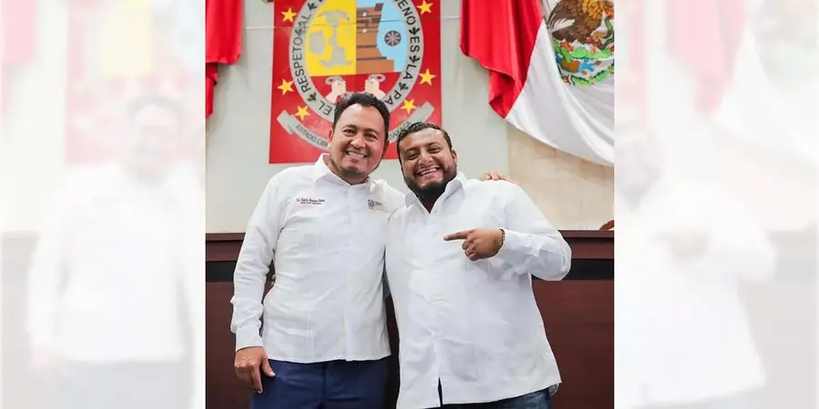 Emilio-Montero-y-Miguel-Sanchez-Altamirano-luego-de-la-cargada-juchiteca-durante-la-comparecencia-del-director-del-IEEPO-ante-diputados_