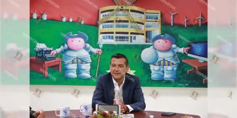 En-la-mesa-de-trabajo-con-periodistas-Luis-Alfonso-Silva-Romo-dio-cuenta-de-la-labor-realizada-en-el-senado-y-su-vision-de-Oaxaca-capital_