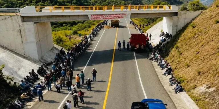Habitantes-de-los-coatlanes-montaban-guardia-sobre-el-trazo-de-la-supercarretera-Barranca-Larga-Ventanilla_