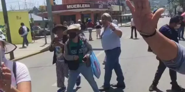 Golpean a periodista en bloqueo de Oaxaca; advierten intento por silenciar a la prensa