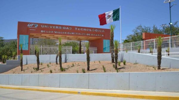 Paro indefinido sacude la Utvco en Oaxaca; campus queda paralizado