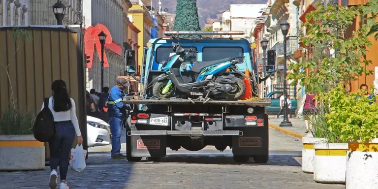 Policias-viales-cargan-con-motocicletas-irregulares
