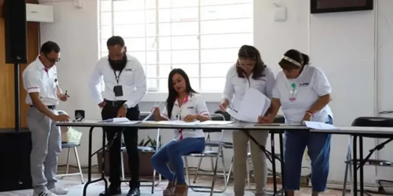Preparacion-de-la-papeleria-electoral-los-ultimos-dias-de-mayo-previo-a-las-votaciones-intermedias