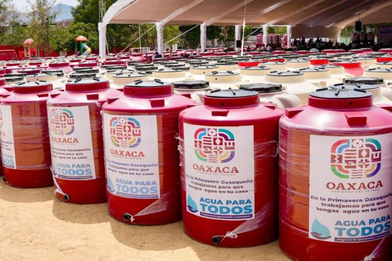 Refuerza-Gobierno-de-Oaxaca-abasto-de-agua-con-entrega-de-tinacos-en-Zona-Metropolitana-3