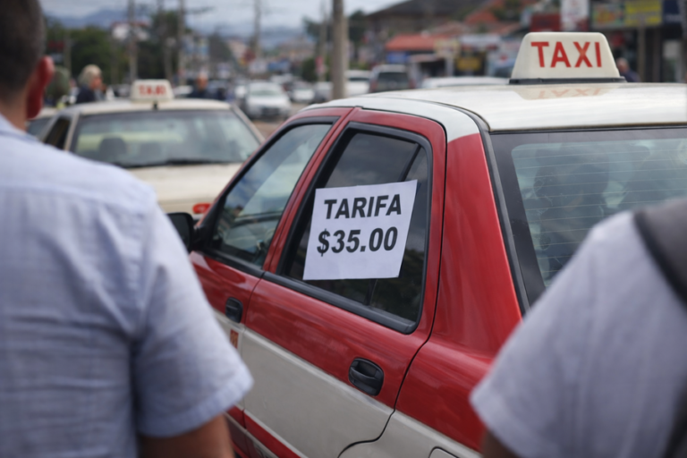 Taxi-rojo-y-blanco-en-Oaxaca