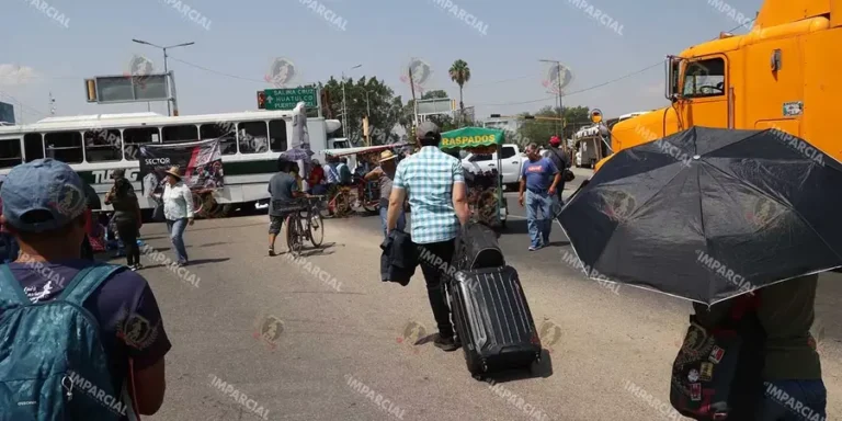 Turistas-han-debido-lidiar-con-la-Seccion-22-para-acceder-o-salir-del-aeropuerto-de-Xoxocotlan_
