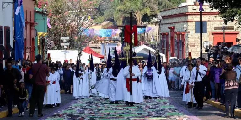 Un-elaborado-colorido-tapete-artesanal-realizado-para-la-Procesion-en-Jalatlaco
