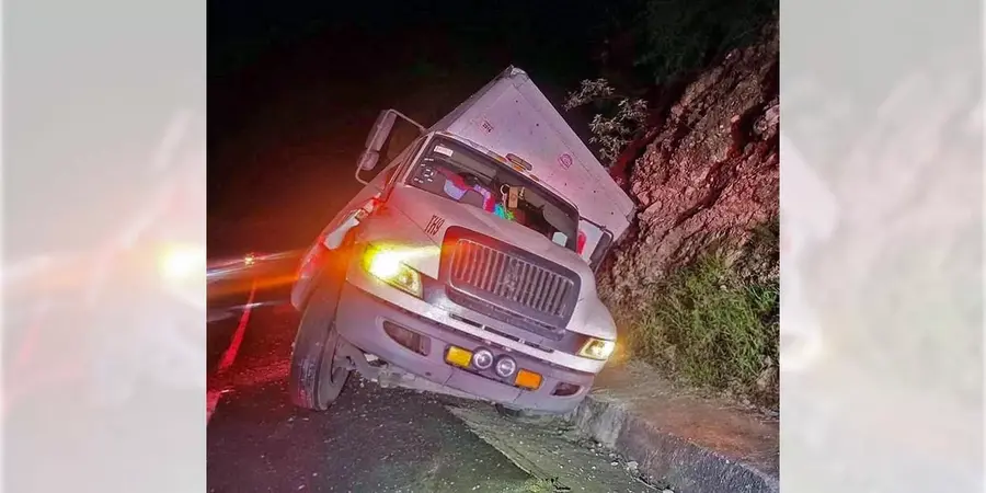 Un-operador-de-trailer-logro-frustrar-un-presunto-intento-de-asalto-la-noche-del-miercoles-sobre-la-supercarretera-Cuacnopalan-Oaxaca_