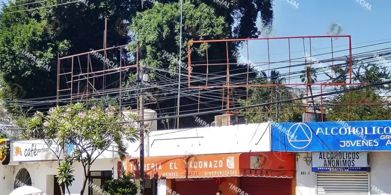 Uno-de-los-espectaculares-que-violaban-la-legislacion-electoral-fue-retirado-ayer-de-avenida-Heroes-de-Chapultepec_