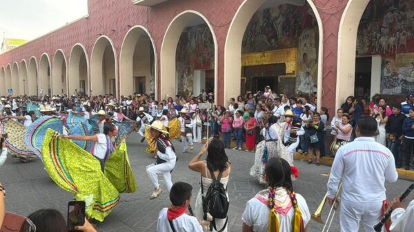 Huajuapan estalla en fiesta: mil parejas dan vida al Jarabe Mixteco