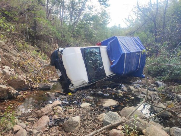 Volcadura en Etla termina en tragedia: un muerto y un lesionado