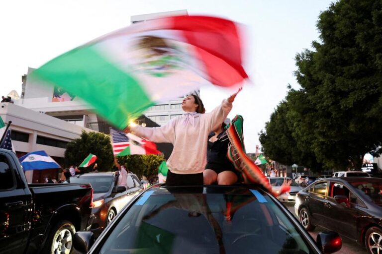 bandera-de-mexico-simbolo-protesta-redadas-migrantes-los-angeles-enoja-casqa-blanca-republicanos-2-10062025-scaled-1