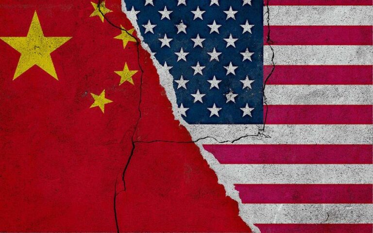 banderas-china-estados-unidos-pared-rota-18022026