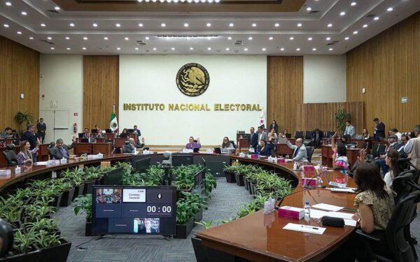 Entrega de quintetas para el INE desata acusaciones de mano gubernamental