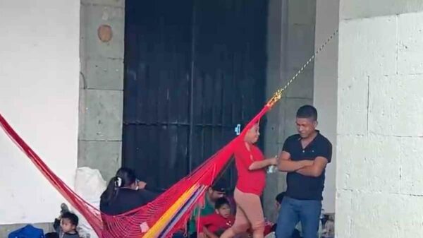 Mixes desplazados por conflicto agrario endurecen protesta con plantón en Oaxaca