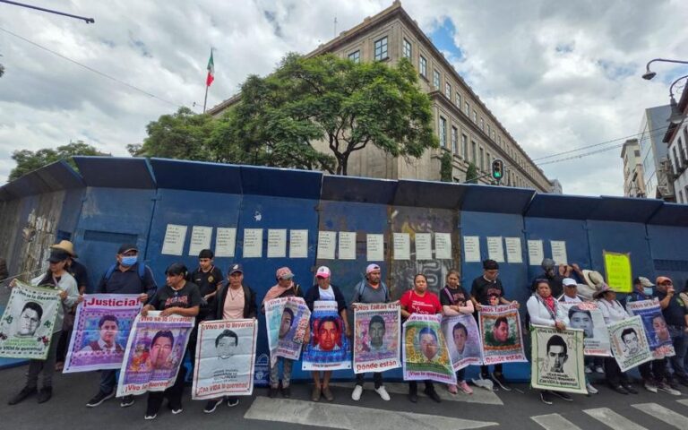 madres-padres-ayotzinapa-protestan-scjn-corte-43-normalistas-iguala-25092026-1
