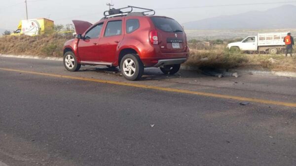 Una persona pierde la vida tras brutal choque entre auto y moto en Matatlán