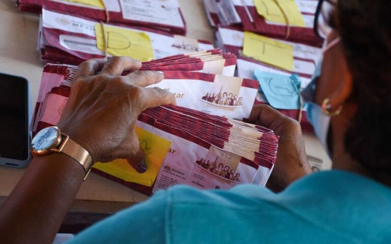 pensiones-apoyos-becas-suman-casi-un-billon-de-pesos