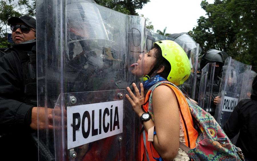 policia-contra-manifestantes-en-jalisco