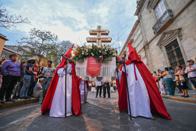 semana-santa-oaxaca-misael-prensa-diario-redaccion-constitucional-narrativa-periodismo-historia-anecdota-cronica-misael-oaxaca-reportero-periodista-2026-1100x733-1