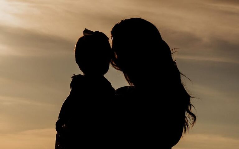 silueta-madre-nina-bebe-hijos-archivo-pexels-23092026-1