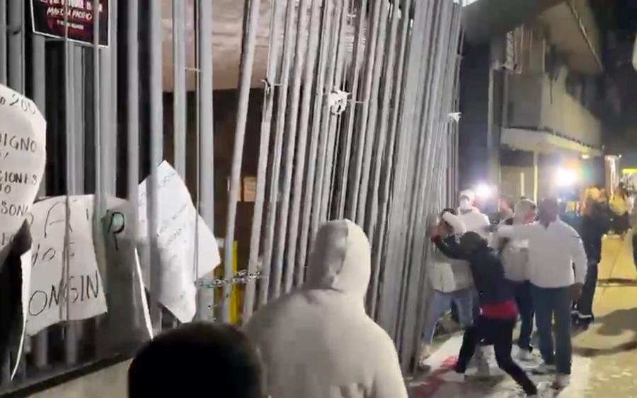 trabajadores-imss-tiran-puerta-sindicato-irrumpen-demandas-01102026-1